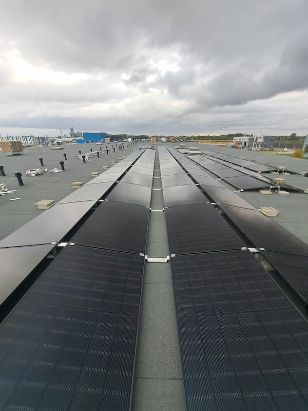 Komercinė saulės elektrinė ant stogo  99,36 kW